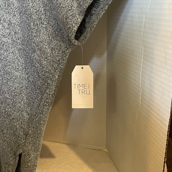 NWT Women’s Gray Soft Fuzzy Fabric Shawl/Poncho Top - Picture 5 of 6